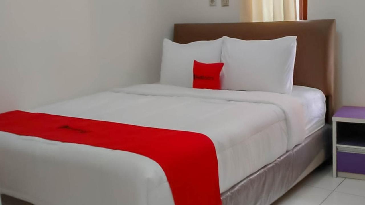 Hotel Reddoorz @ Jalan Ahmad Yani Karawang Exterior foto