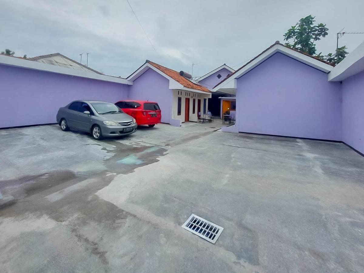 Hotel Reddoorz @ Jalan Ahmad Yani Karawang Exterior foto